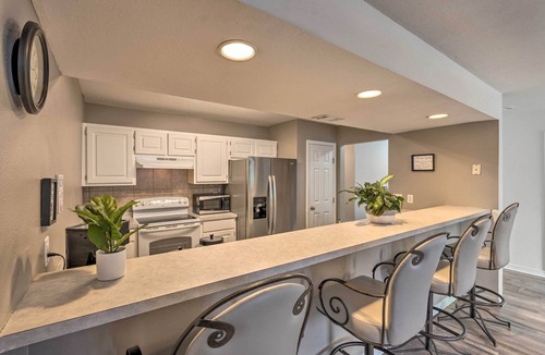 Valparaiso House | Updated Townhome w/Deck ~ 12 Mi to Beaches!
