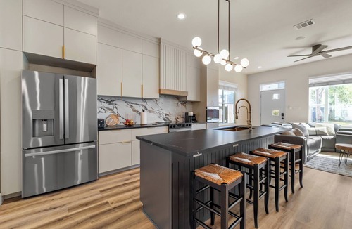 North Houston House | Upscale Houston 3BR I Gated Parking I EV I Extended Stay I Greater Heights
