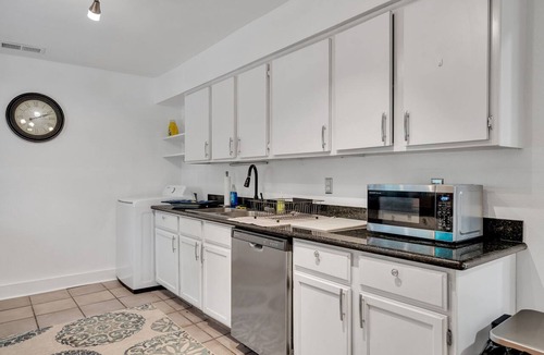 Central Carrollton Association House | Uptown Charming Cozy 3bd entire home, Streetcar Steps Away