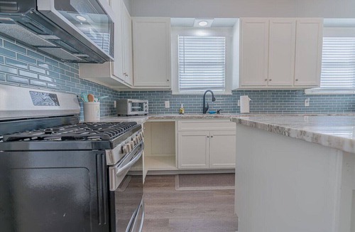 Galveston House | Uptown Cottage! 2 minutes to The Strand and UTMB