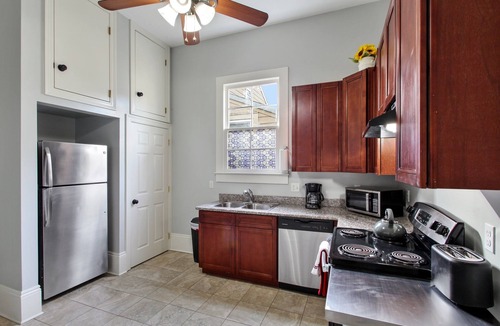 West Riverside House | Uptown Getaway - Stroll to Magazine Street!