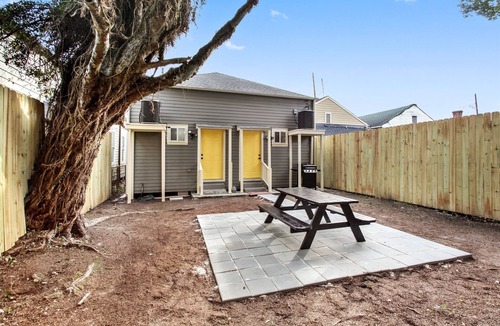 West Riverside House | Uptown Getaway - Stroll to Magazine Street!