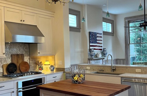 Touro House | UPTOWN HOME, 1/2 block to Magazine St. & steps to St. Charles Ave, SLEEPS 6!