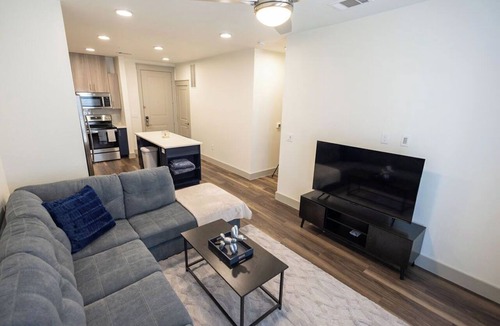 Addison Apartment | Urban 1-bedroom apartment in Addison with WiFi, AC & Reserved Parking