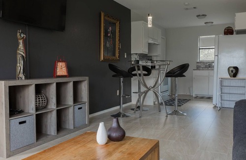 Farris Apartment | Urban Oasis. Minutes to K River and Antlers Casino