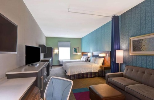 Ferry Pass Hotel | Urban Retreat! BBQ Facilities, Onsite Pool, Pets Allowed, Near Five Flags!