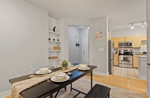 Oak Lawn House | UrbanNest | 2BR Prime Location | 8 mins to AAC