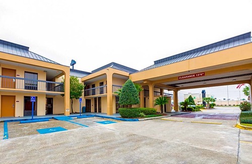 Broadmoor Hotel | 2-Star Hotel ∙ OYO Hotel Baton Rouge Mid City