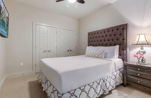 Central Business District Hotel | Spacious Modern 1BR Condo in California Building by Hosteeva