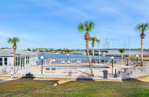 Lower Grand Lagoon Condo | 61 m² Condo ∙ 1 bedroom ∙ 4 guests