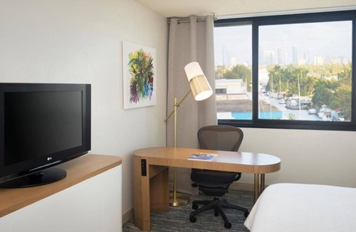 Seybold Hotel | Vacation Starts Here! 2 Elegant Units, On-site Pool, Minutes to Wynwood!
