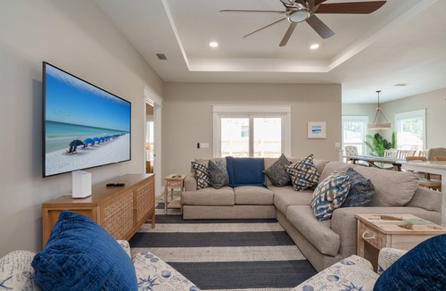 The Pines House | Vacay Vibes | 4BR Home, Fenced Yard, Firepit, BBQ, Walk to Beach, Sleeps 12