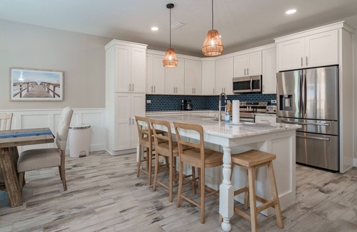 The Pines House | Vacay Vibes | 4BR Home, Fenced Yard, Firepit, BBQ, Walk to Beach, Sleeps 12