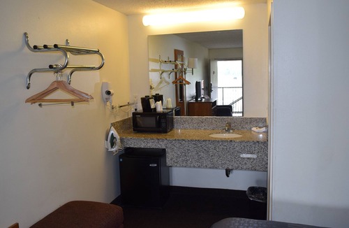 Blanks Hotel | Value Inn Livonia