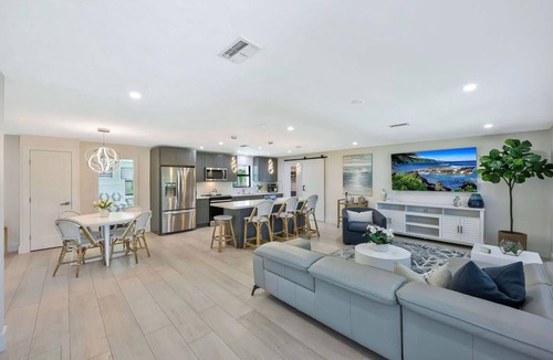 Connors House | 🌴 Vanderbilt on the Water | NEW Saltwater Pool 7-Hole Mini Golf Canal Front Retreat