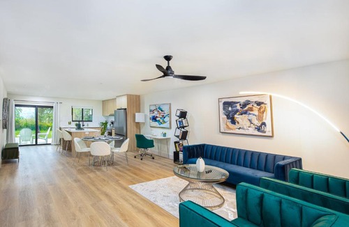East Naples House | Velvet Bloom Bubbling Spa Retreat with Sauna & Jacuzzi