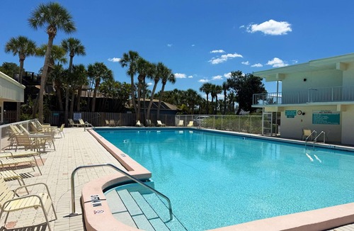 Golden Beach Apartment | Venice Villas 1BR – Beach & Pool Sleeps 4