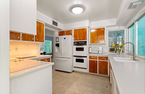Central Beach House | Vero Beach island - pool home 2 blocks to beach, boardwalk and park