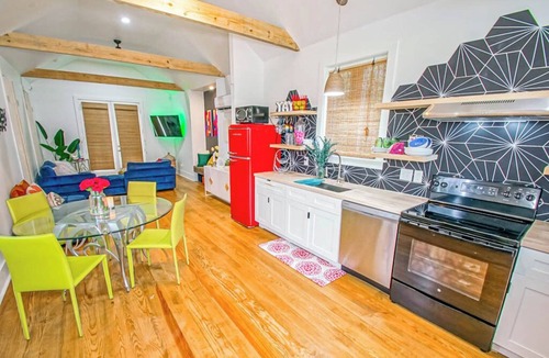 Florida Area Cottage | Vibrant Renovated Cottage - W/D, Off-Street Parking, Long Stays
