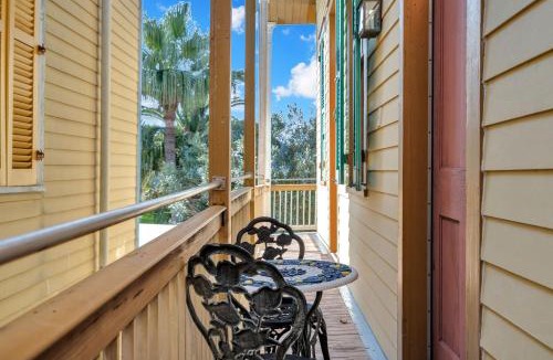 Esplanade Ridge Bed & Breakfast | Vibrant retreat w balcony near French Quarter