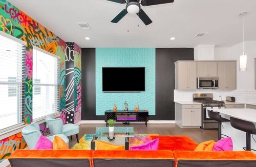 Riverside Terrace House | Vibrant Twnhome near Med. Ctr | Dwntwn w/Garage