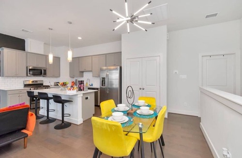 Riverside Terrace House | Vibrant Twnhome near Med. Ctr | Dwntwn w/Garage