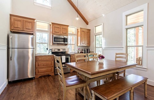 Royse City Cabin | Victorian Cabin Rental with Outdoor Fireplace and Bearpen Creek Views near Dallas, Texas