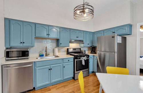 Tulane - Gravier House | Victorian duplex near Downtown & Superdome. 1 mile to FQ, yard with fire pit & BBQ.