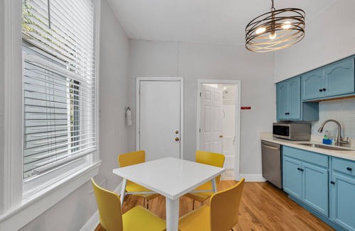 Tulane - Gravier House | Victorian duplex near Downtown & Superdome. 1 mile to FQ, yard with fire pit & BBQ.