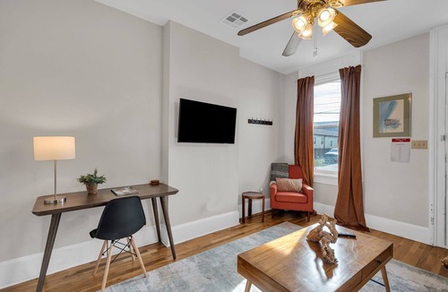 Tulane - Gravier House | Victorian duplex near Downtown & Superdome. 1 mile to FQ, yard with fire pit & BBQ.