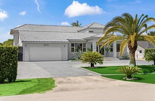 Ludlam House | Villa Caleta