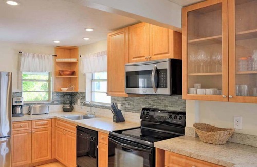 Ilexhurst Villa | Villa near the beach with a spacious yard, kitchens, & washer-dryer
