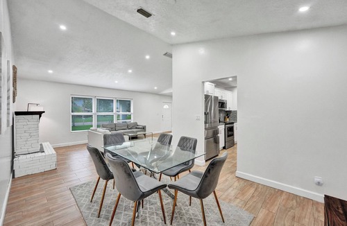 Royal Palm Beach Villa | Villa Royale 4 BR Home w Pool and Hot Tub