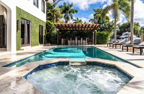 Seven Isles Villa | Villa Tropical, Waterfront location off Las Olas in Seven Isles