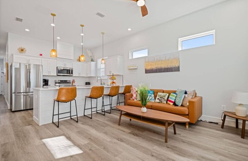 El Centro Beach House | Vincente Seascape (B)