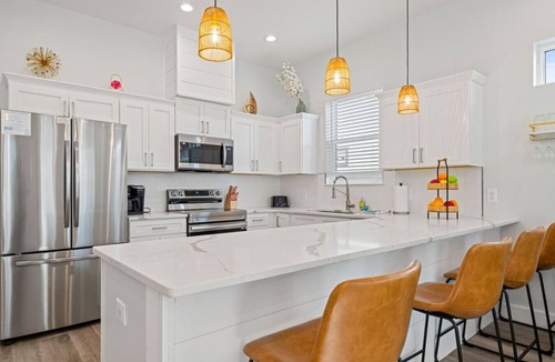 El Centro Beach House | Vincente Seascape (B)