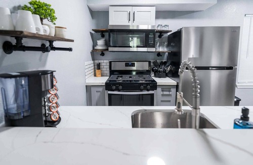 South Central Houston Apartment | Vintage Getaway/Downtown Charm/Medical Center, UH, TSU, Toyota Center, NRG