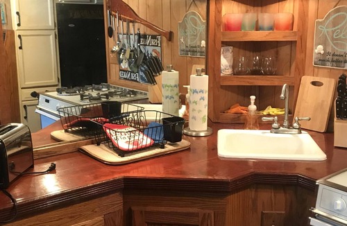 Lake Charles Boat Rental | Vintage Houseboat getaway!