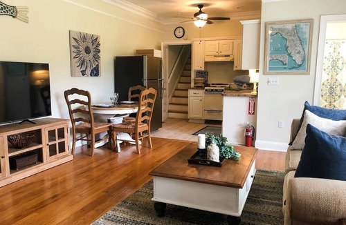Florida South Atlantic Coast Apartment | Vintage Lakefront 1-bedroom apartment at Villa Lotela in Avon Park - Apt. # 2