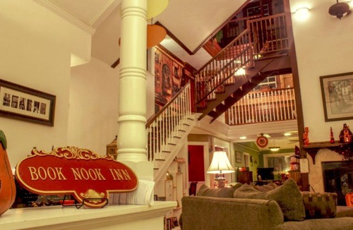 Voth Cabin | Vintage Victorian Era Suite Rental Amid Forest Trees in Lumberton, Texas