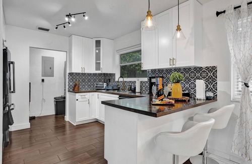 Edgewood House | VIP Concierge Pool, BBQ, Bikes Airport 5 mins
