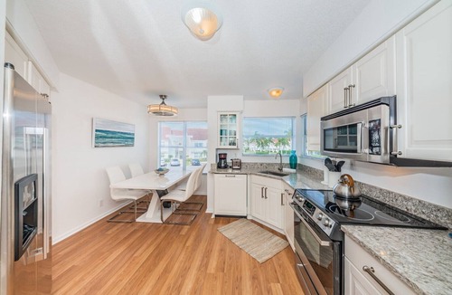 Isla del Sol Condo | Vista Verde E Beautifully Updated, 'Contemporary Condo'