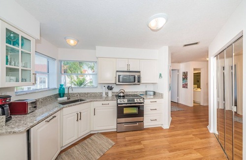 Isla del Sol Condo | Vista Verde E Beautifully Updated, 'Contemporary Condo'