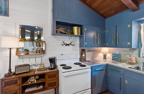 Shreveport Cabin | Wake up right at the water’s edge at Emerald Cove—sip coffee from hammock chairs on the screened porch, then paddle beneath a canopy of cypress trees.