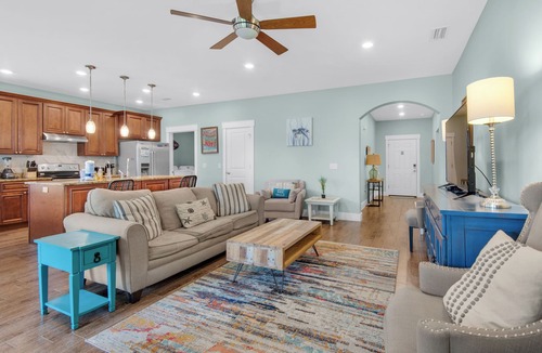 Riviera Beach House | Walk 2 Beach~Private Home+Fenced Backyard~Optl Golf Cart~Tank Tops on Caribbean