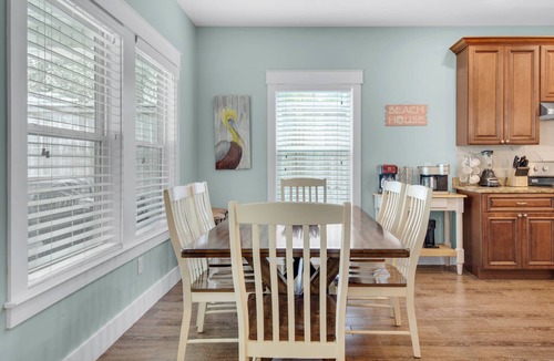 Riviera Beach House | Walk 2 Beach~Private Home+Fenced Backyard~Optl Golf Cart~Tank Tops on Caribbean