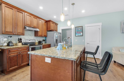 Riviera Beach House | Walk 2 Beach~Private Home+Fenced Backyard~Optl Golf Cart~Tank Tops on Caribbean