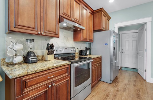 Riviera Beach House | Walk 2 Beach~Private Home+Fenced Backyard~Optl Golf Cart~Tank Tops on Caribbean