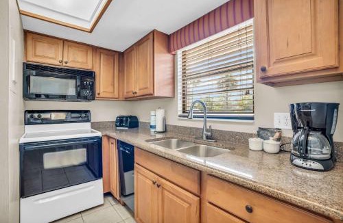 Park Shore House | Walk From Lanai to Pool and More