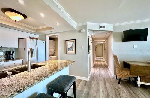 Holiday Beach Condo | Walk Out to the BEACH! 1Bed 2Bath Sleeps 6 PW111